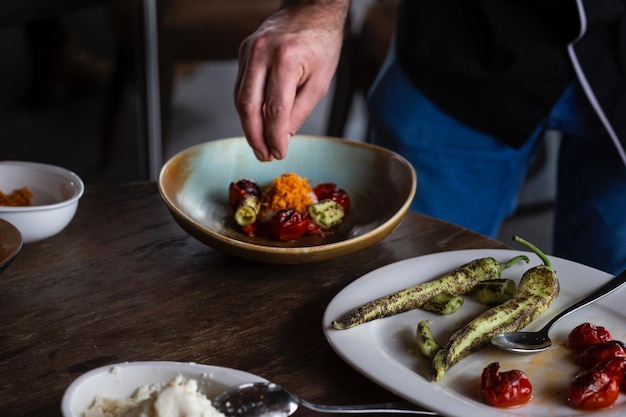 šéfkuchár pripravuje jedlo